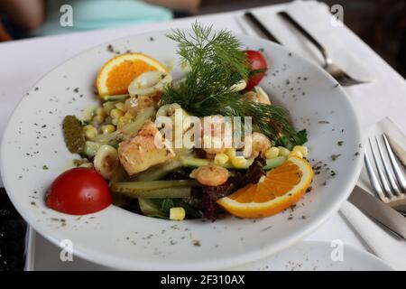 Assiette de salade de fruits de mer au restaurant de poissons Banque D'Images