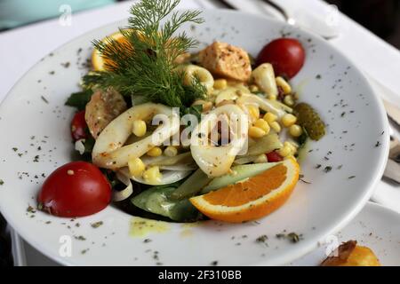 Salade de fruits de mer sur une assiette au restaurant Banque D'Images