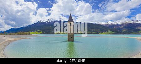 Célèbre tour d'église dans le lac de montagne, (Reschensee) dans le sud du Tyrol. Banque D'Images