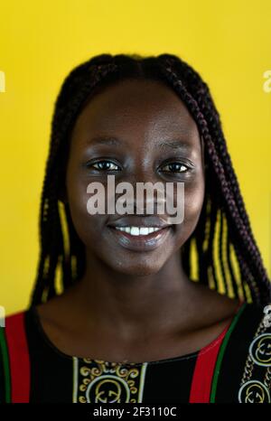 Une jeune femme africaine noire ferme un portrait Banque D'Images
