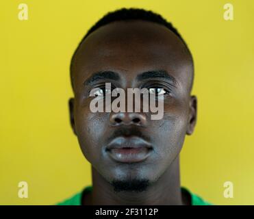 Beau jeune homme afro-américain noir gros portrait Banque D'Images