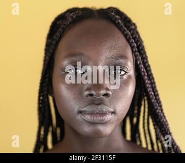 Jeune femme africaine noire gros plan beau portrait Banque D'Images