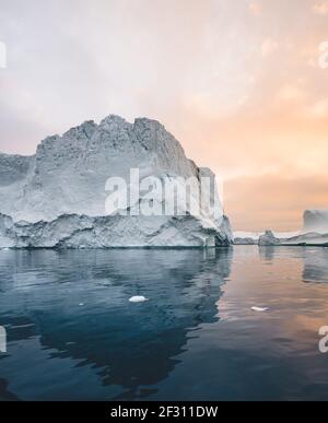 Nature Paysage arctique d'icebergs au Groenland avec coucher de soleil de minuit icefjord lever du soleil à l'horizon. Au cours de l'été tôt le matin alpenglow Banque D'Images