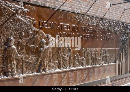 Le mur commémoratif du FDNY à Lower Manhattan rend hommage aux pompiers qui ont perdu la vie en 9/11 au World Trade Center de New York, aux États-Unis Banque D'Images