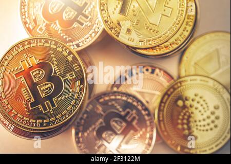 Peu de pièces de crypto-monnaie d'or comme le Bitcoin, Tron et Z-Cash se ferment. Thème financier moderne. Banque D'Images