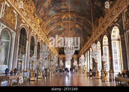 L'éblouissante salle des glaces du château de Versailles, France Banque D'Images
