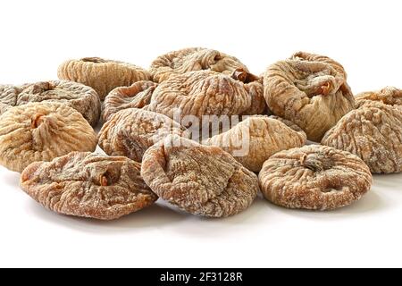 Figues séchées en gros plan. Fruits secs isolés sur fond blanc. Banque D'Images