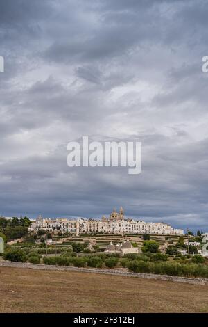 Vue sur la ligne d'horizon de Locortondo à Puglia depuis an champ d'olivier Banque D'Images