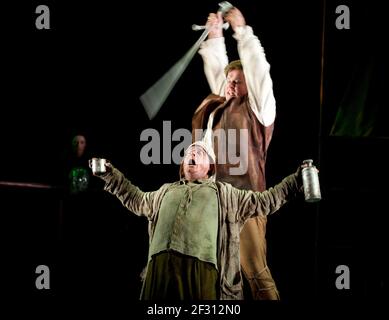 Siegfried (Daniel Brenna) tue MIME (Colin Judson) avec Nothung (épée magique) à SIEGFRIED par Wagner au Longborough Festival Opera, Gloucestershire, Angleterre 23/07/2011 chef d'orchestre: Anthony Negus design: Kjell Torriset éclairage: Guy Hoare directeur: Alan Privett Banque D'Images