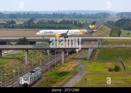 Schkeuditz, Allemagne - 31 août 2017 : Condor Airbus A321 à l'aéroport de Leipzig Halle en Allemagne. Banque D'Images