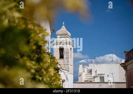 Promenade à travers la vieille ville de Locorotondo dans Puglia Italie Banque D'Images