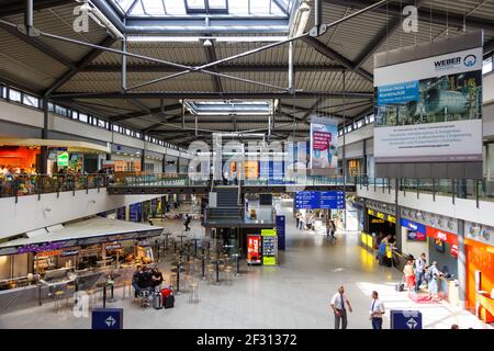 Schkeuditz, Allemagne - 31 août 2017 : aérogare de l'aéroport de Leipzig Halle en Allemagne. Banque D'Images