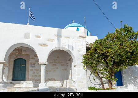 Parikia, île de Paros, Grèce - 26 septembre 2020 : vue sur les Agios Konstantinos dans le centre de Chora. Bâtiment blanc traditionnel avec dômes bleus. Banque D'Images