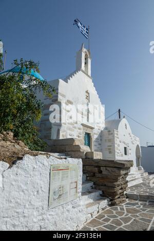 Parikia, île de Paros, Grèce - 26 septembre 2020 : vue sur les Agios Konstantinos dans le centre de Chora. Bâtiment blanc traditionnel avec dômes bleus. Banque D'Images