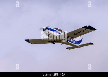 Piper PA-28 Cherokee Arrow II G-AVION plein-léger décollage de l'aéroport Southend de Londres, Essex, Royaume-Uni pendant le confinement de la COVID 19 Banque D'Images