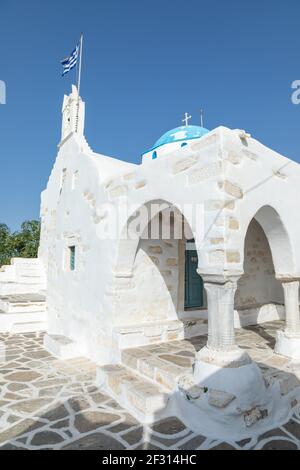 Parikia, île de Paros, Grèce - 26 septembre 2020 : vue sur les Agios Konstantinos dans le centre de Chora. Bâtiment blanc traditionnel avec dômes bleus. Banque D'Images