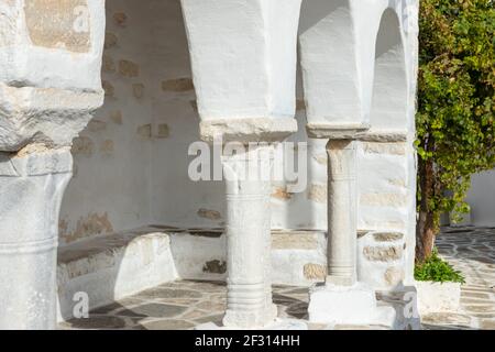 Parikia, île de Paros, Grèce - 26 septembre 2020 : vue sur les Agios Konstantinos dans le centre de Chora. Bâtiment blanc traditionnel avec dômes bleus. Banque D'Images