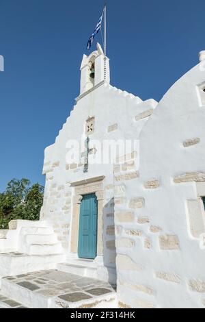 Parikia, île de Paros, Grèce - 26 septembre 2020 : vue sur les Agios Konstantinos dans le centre de Chora. Bâtiment blanc traditionnel avec dômes bleus. Banque D'Images