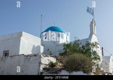 Parikia, île de Paros, Grèce - 26 septembre 2020 : vue sur les Agios Konstantinos dans le centre de Chora. Bâtiment blanc traditionnel avec dômes bleus. Banque D'Images