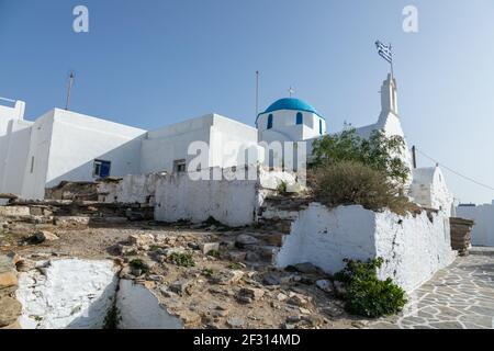 Parikia, île de Paros, Grèce - 26 septembre 2020 : vue sur les Agios Konstantinos dans le centre de Chora. Bâtiment blanc traditionnel avec dômes bleus. Banque D'Images