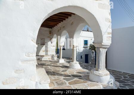 Parikia, île de Paros, Grèce - 26 septembre 2020 : vue sur les Agios Konstantinos dans le centre de Chora. Bâtiment blanc traditionnel avec dômes bleus. Banque D'Images