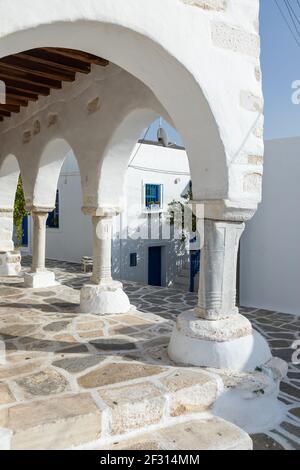 Parikia, île de Paros, Grèce - 26 septembre 2020 : vue sur les Agios Konstantinos dans le centre de Chora. Bâtiment blanc traditionnel avec dômes bleus. Banque D'Images