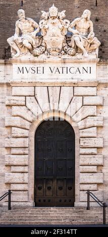 ROME, ITALIE - VERS SEPTEMBRE 2020 : le célèbre bâtiment du Musée du Vatican. Détail du panneau au-dessus de l'entrée principale. Banque D'Images