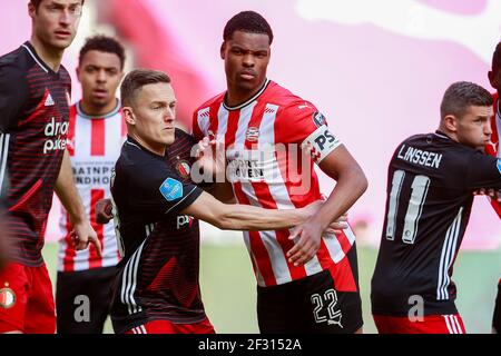 EINDHOVEN, PAYS-BAS - MARS 14: Jens Toornstra de Feyenoord et Denzel Dumfries de PSV Eindhoven pendant le match néerlandais Eredivisie entre PSV et Banque D'Images