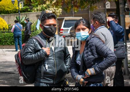 La Paz, Bolivie - février 11 2021 : Femme et Homme indigènes boliviens en attente de transport en commun dans la rue Banque D'Images