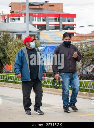 El Alto, la Paz, Bolivie - février 11 2021 : des hommes autochtones boliviens se promener en discutant en portant des masques Banque D'Images