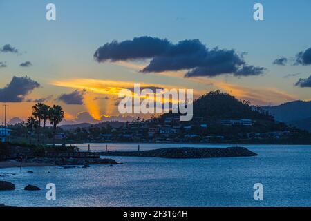 Airlie Beach Bay dans le Queensland, Australie pendant le coucher du soleil Banque D'Images