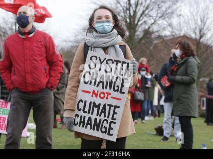 Amsterdam, pays-Bas. 14 mars 2021. Des militants et des défenseurs de l'environnement participent à une manifestation contre le changement climatique au parc Wester, dans le cadre de la pandémie du coronavirus, le 14 mars 2021 à Amsterdam, aux pays-Bas. Des militants et des partisans de l'environnement se sont réunis dans le cadre de la manifestation nationale contre l'alerte climatique pour exiger une action contre le changement climatique. (Photo de Paulo Amorim/Sipa USA) Credit: SIPA USA/Alay Live News Banque D'Images