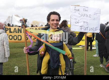 Amsterdam, pays-Bas. 14 mars 2021. Des militants et des défenseurs de l'environnement participent à une manifestation contre le changement climatique au parc Wester, dans le cadre de la pandémie du coronavirus, le 14 mars 2021 à Amsterdam, aux pays-Bas. Des militants et des partisans de l'environnement se sont réunis dans le cadre de la manifestation nationale contre l'alerte climatique pour exiger une action contre le changement climatique. (Photo de Paulo Amorim/Sipa USA) Credit: SIPA USA/Alay Live News Banque D'Images