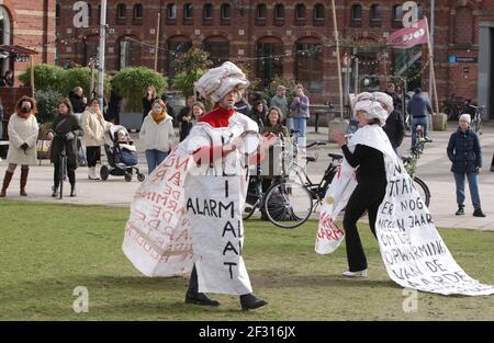 Amsterdam, pays-Bas. 14 mars 2021. Des militants et des défenseurs de l'environnement participent à une manifestation contre le changement climatique au parc Wester, dans le cadre de la pandémie du coronavirus, le 14 mars 2021 à Amsterdam, aux pays-Bas. Des militants et des partisans de l'environnement se sont réunis dans le cadre de la manifestation nationale contre l'alerte climatique pour exiger une action contre le changement climatique. (Photo de Paulo Amorim/Sipa USA) Credit: SIPA USA/Alay Live News Banque D'Images