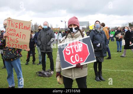 Amsterdam, pays-Bas. 14 mars 2021. Des militants et des défenseurs de l'environnement participent à une manifestation contre le changement climatique au parc Wester, dans le cadre de la pandémie du coronavirus, le 14 mars 2021 à Amsterdam, aux pays-Bas. Des militants et des partisans de l'environnement se sont réunis dans le cadre de la manifestation nationale contre l'alerte climatique pour exiger une action contre le changement climatique. (Photo de Paulo Amorim/Sipa USA) Credit: SIPA USA/Alay Live News Banque D'Images