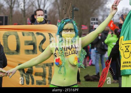 Amsterdam, pays-Bas. 14 mars 2021. Des militants et des défenseurs de l'environnement participent à une manifestation contre le changement climatique au parc Wester, dans le cadre de la pandémie du coronavirus, le 14 mars 2021 à Amsterdam, aux pays-Bas. Des militants et des partisans de l'environnement se sont réunis dans le cadre de la manifestation nationale contre l'alerte climatique pour exiger une action contre le changement climatique. (Photo de Paulo Amorim/Sipa USA) Credit: SIPA USA/Alay Live News Banque D'Images