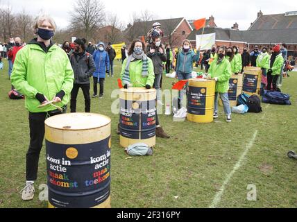 Amsterdam, pays-Bas. 14 mars 2021. Des militants et des défenseurs de l'environnement participent à une manifestation contre le changement climatique au parc Wester, dans le cadre de la pandémie du coronavirus, le 14 mars 2021 à Amsterdam, aux pays-Bas. Des militants et des partisans de l'environnement se sont réunis dans le cadre de la manifestation nationale contre l'alerte climatique pour exiger une action contre le changement climatique. (Photo de Paulo Amorim/Sipa USA) Credit: SIPA USA/Alay Live News Banque D'Images