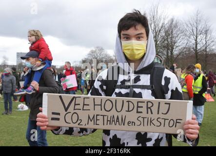 Amsterdam, pays-Bas. 14 mars 2021. Des militants et des défenseurs de l'environnement participent à une manifestation contre le changement climatique au parc Wester, dans le cadre de la pandémie du coronavirus, le 14 mars 2021 à Amsterdam, aux pays-Bas. Des militants et des partisans de l'environnement se sont réunis dans le cadre de la manifestation nationale contre l'alerte climatique pour exiger une action contre le changement climatique. (Photo de Paulo Amorim/Sipa USA) Credit: SIPA USA/Alay Live News Banque D'Images