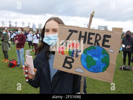 Amsterdam, pays-Bas. 14 mars 2021. Des militants et des défenseurs de l'environnement participent à une manifestation contre le changement climatique au parc Wester, dans le cadre de la pandémie du coronavirus, le 14 mars 2021 à Amsterdam, aux pays-Bas. Des militants et des partisans de l'environnement se sont réunis dans le cadre de la manifestation nationale contre l'alerte climatique pour exiger une action contre le changement climatique. (Photo de Paulo Amorim/Sipa USA) Credit: SIPA USA/Alay Live News Banque D'Images