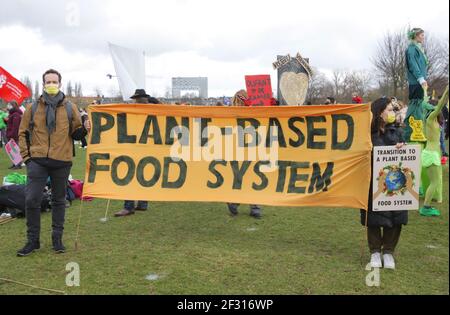 Amsterdam, pays-Bas. 14 mars 2021. Des militants et des défenseurs de l'environnement participent à une manifestation contre le changement climatique au parc Wester, dans le cadre de la pandémie du coronavirus, le 14 mars 2021 à Amsterdam, aux pays-Bas. Des militants et des partisans de l'environnement se sont réunis dans le cadre de la manifestation nationale contre l'alerte climatique pour exiger une action contre le changement climatique. (Photo de Paulo Amorim/Sipa USA) Credit: SIPA USA/Alay Live News Banque D'Images