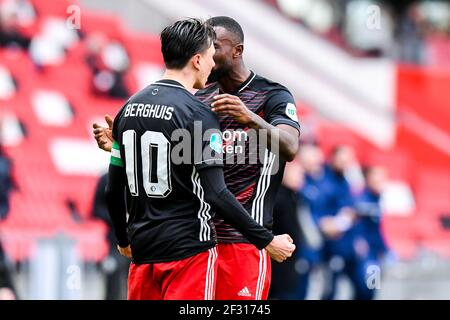 EINDHOVEN, PAYS-BAS - MARS 14: 0-1 Feyenoord but par Steven Berghuis de Feyenoord Rotterdam, Lutscharel Geertruida de Feyenoord Rotterdam pendant le Th Banque D'Images