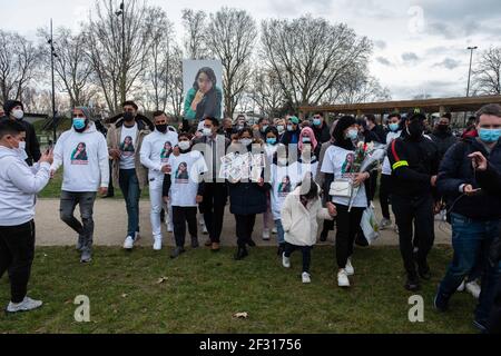 Une marche blanche à la mémoire d'une jeune fille de 14 ans, dont le corps battu a été trouvé dans la Seine après avoir subi du harcèlement en ligne à l'école, à Argenteuil, le 14 mars 2021. Un juge français a inculpé deux enfants de 15 ans du meurtre d'une fille de leur école, identifiée seulement comme Alisha, qui avait été victime d'intimidation en ligne dans un conflit avec les suspects, un garçon et une fille. Photo de Pierrick Villette/avenir Pictures/ABACAPRESS.COM Banque D'Images