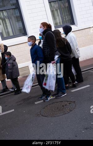 Une marche blanche à la mémoire d'une jeune fille de 14 ans, dont le corps battu a été trouvé dans la Seine après avoir subi du harcèlement en ligne à l'école, à Argenteuil, le 14 mars 2021. Un juge français a inculpé deux enfants de 15 ans du meurtre d'une fille de leur école, identifiée seulement comme Alisha, qui avait été victime d'intimidation en ligne dans un conflit avec les suspects, un garçon et une fille. Photo de Pierrick Villette/avenir Pictures/ABACAPRESS.COM Banque D'Images