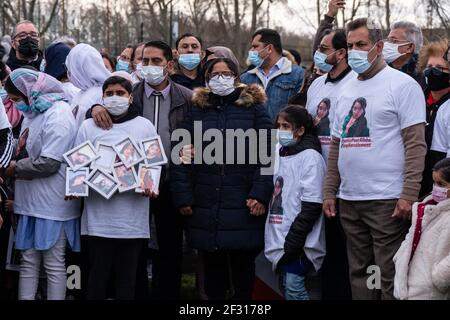 Une marche blanche à la mémoire d'une jeune fille de 14 ans, dont le corps battu a été trouvé dans la Seine après avoir subi du harcèlement en ligne à l'école, à Argenteuil, le 14 mars 2021. Un juge français a inculpé deux enfants de 15 ans du meurtre d'une fille de leur école, identifiée seulement comme Alisha, qui avait été victime d'intimidation en ligne dans un conflit avec les suspects, un garçon et une fille. Photo de Pierrick Villette/avenir Pictures/ABACAPRESS.COM Banque D'Images