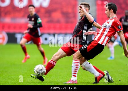 EINDHOVEN, PAYS-BAS - MARS 14: Jens Toornstra de Feyenoord Rotterdam, Nick Viergever de PSV pendant le match néerlandais Eredivisie entre PSV et Feye Banque D'Images