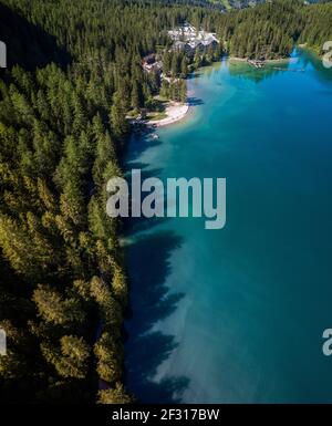 Vue aérienne sur le lac de Braies, Pragser Wildsee est un lac dans les Dolomites de Prags, dans le Tyrol du Sud, en Italie. Vue sur les barques amarrées en ligne Banque D'Images