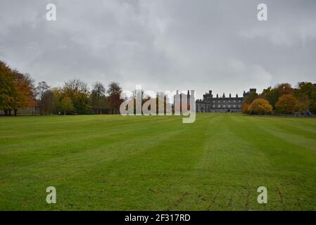 Paysage d'automne avec vue panoramique sur le château de Kilkenny et les jardins environnants à Kilkenny, Leinster Ireland. Banque D'Images