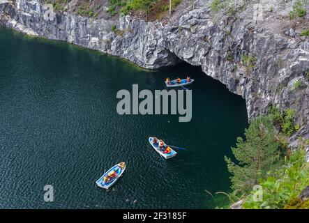 Carélie, Russie - 29 juillet 2020 : Lac de marbre dans le parc de montagnes Ruskeala dans la région de Carélie, Russie Banque D'Images