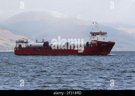 Jaguar, un cargo général exploité par Amasus Shipping, avec une cargaison de pièces d'éoliennes, passant par Kempock point, Gourock, sur le Firth de Clyde Banque D'Images