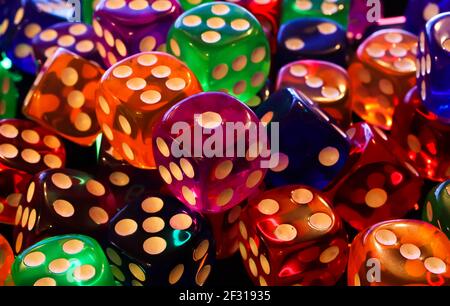 Makro gros plan de nombreux dés brillants colorés sur éclairé clavier de l'ordinateur Banque D'Images
